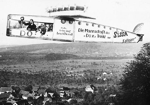 Höhenflug: Mit Hilfe analoger Bildbearbeitung hebt das Flugschiff «DO X», nachgebaut 
vom Turnverein Aesch anlässlich der Fasnacht 1931, ab.