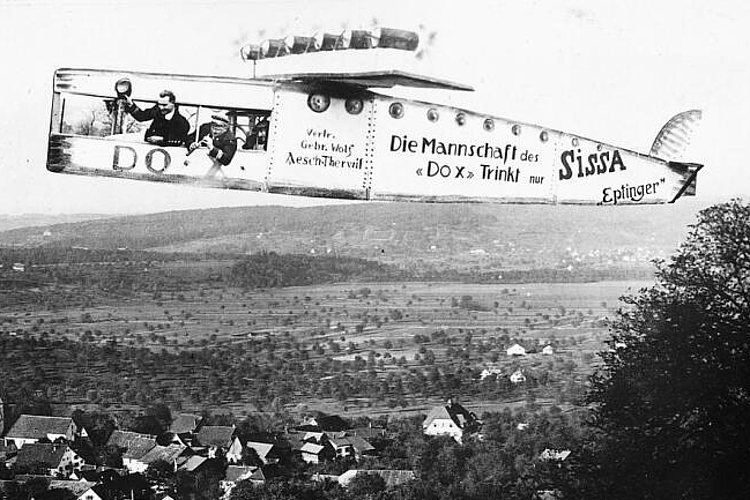 Höhenflug: Mit Hilfe analoger Bildbearbeitung hebt das Flugschiff «DO X», nachgebaut 
vom Turnverein Aesch anlässlich der Fasnacht 1931, ab.