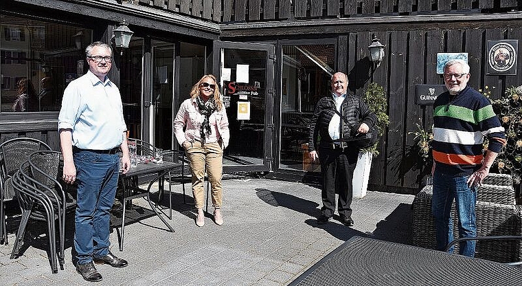 Setzen sich für die Gastronimie ein: (v.l.) Regierungsrat Remo Ankli, Wirtin und Gemeindepräsidentin von Fehren Nicole Ditzler, Kantonsrat Peter Hodel und Mark Winkler, Präsident der FDP Dorneck-Thierstein. Foto: Bea Asper