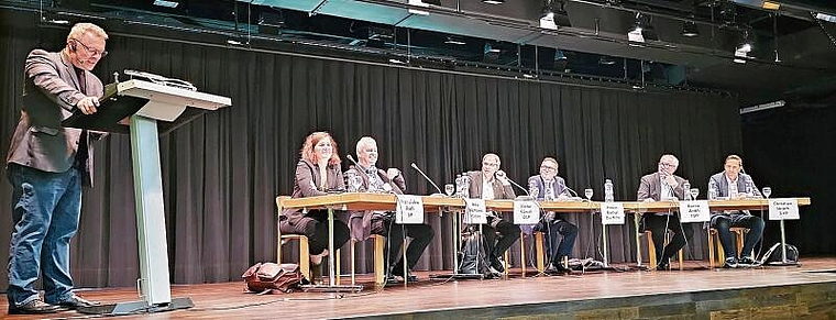 Vor kritischem Publikum: Die Kandidierenden für einen Solothurner Ständeratssitz wurden von Moderator und Geschichtslehrer Roger von Wartburg (l.) auf Herz und Nieren geprüft. v.l. Franziska Roth, SP; Felix Wettstein, Grüne; Dieter Künzli, GLP;