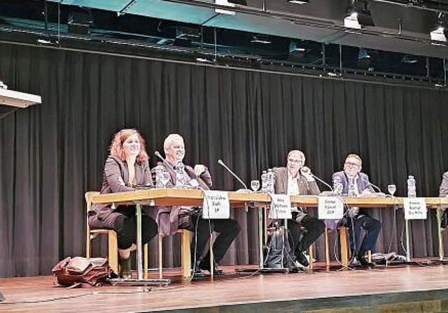 Vor kritischem Publikum: Die Kandidierenden für einen Solothurner Ständeratssitz wurden von Moderator und Geschichtslehrer Roger von Wartburg (l.) auf Herz und Nieren geprüft. v.l. Franziska Roth, SP; Felix Wettstein, Grüne; Dieter Künzli, GLP; 