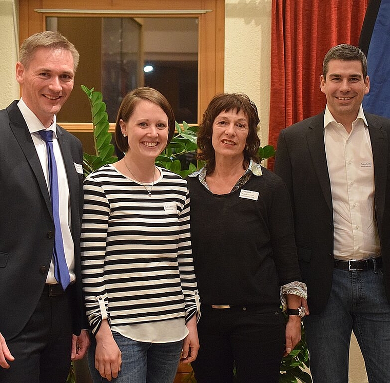 Personalien aus dem Gewerbeverein Dorneckberg: Roman Baumann Lorant (l.) bleibt Präsident und vertritt künftig die Schwarzbuben im KGV Solothurn. Nadine Eichmann (Aktuarin, 2. v. l.) und Kathrin Jost (Gewerbezeitung) wurden in den Vorstand gewählt