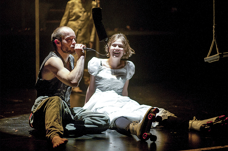 Poesie in der Dunkelheit: Julian Voneschen und Michèle Flury erzählen das Märchen von Mantao. Foto: ZVG/Cornelius Hunziker