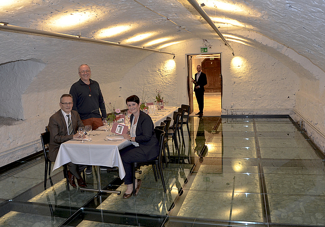Spektakuläres Raumerlebnis: Im aufwendig sanierten Gewölbekeller treffen sich Lorenz Altenbach, Präsident der Stiftung Kloster Dornach, Kirchenrektor Felix Terrier, Barbara van der Meulen, Leiterin Kultur, und Jonas Rapp, Leitung Gastronomie und H