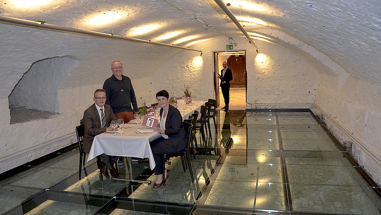 Spektakuläres Raumerlebnis: Im aufwendig sanierten Gewölbekeller treffen sich Lorenz Altenbach, Präsident der Stiftung Kloster Dornach, Kirchenrektor Felix Terrier, Barbara van der Meulen, Leiterin Kultur, und Jonas Rapp, Leitung Gastronomie und H