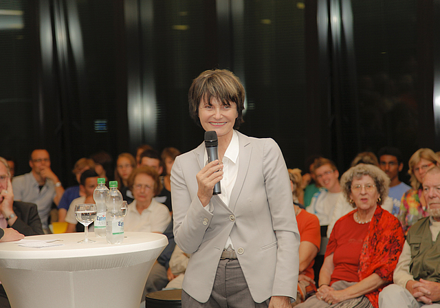 Nahe bei den Leuten: Micheline Calmy-Rey besuchte Reinach für ein Gespräch mit der Bevölkerung. Foto: Lucas Huber