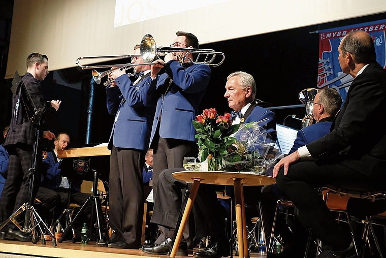 Bewegende Augenblicke: Die Söhne von Josef Franz spielen ihrem Vater ein Ständchen. Rechts: Bernhard Zollinger, Veteranenobmann des Musikverbands beider Basel. Foto: Thomas Brunnschweiler