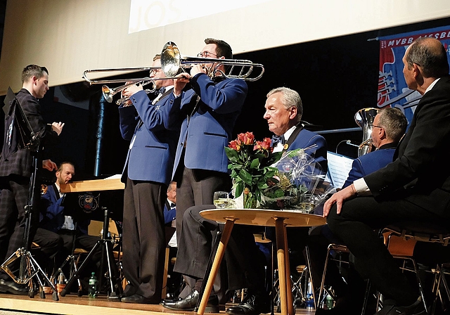 Bewegende Augenblicke: Die Söhne von Josef Franz spielen ihrem Vater ein Ständchen. Rechts: Bernhard Zollinger, Veteranenobmann des Musikverbands beider Basel. Foto: Thomas Brunnschweiler