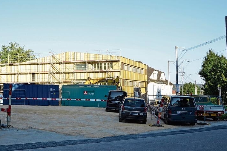 Provisorische Lösung: Auf der Fläche neben dem Saal werden vorübergehende Parkiermöglichkeiten
für Mitarbeitende sowie Besucherinnen und Besucher der Klinik Arlesheim geschaffen.Foto: Mirjam Sinniger