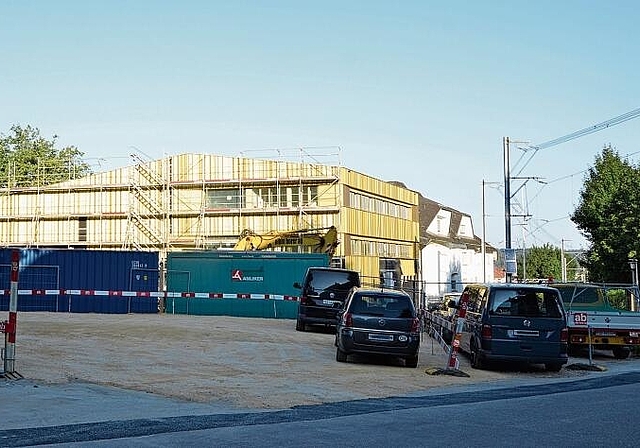 Provisorische Lösung: Auf der Fläche neben dem Saal werden vorübergehende Parkiermöglichkeiten 
für Mitarbeitende sowie Besucherinnen und Besucher der Klinik Arlesheim geschaffen.Foto: Mirjam Sinniger