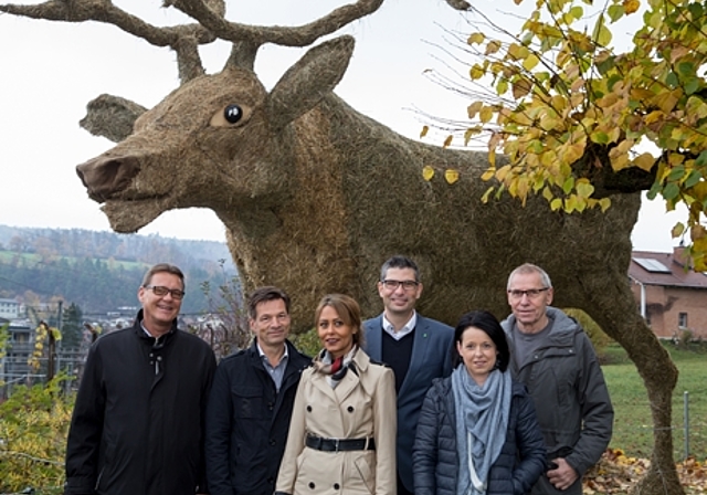 Das OK Art Advent Laufen: Vor dem Rentier, des französischen Künstlers Jean-Paul Schwindy, das die Art Advent Laufen ankündigt. (v.l.) Roland Walker, Markus und Marie-Claire Hardegger, Pascal Bolliger, Vertreter des unterstützenden Stadtrates, Di
