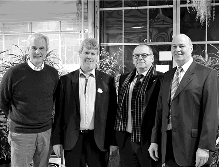 Verwöhnprogramm im Gartenparadies: (v.l.) Rolf Allemann stellte die Räumlichkeiten zur Verfügung und Martin Speiser von der Raiffeisenbank sorgte mit seinem Team für ein kulinarisches und musikalisches Verwöhnprogramm am Neujahrsapero. Thomas Ru