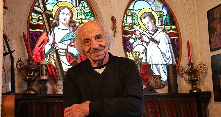 Der Retter: Walter Studer vor Fenstern, die er beim Abbruch der alten Breitenbacher Kirche gerettet hat.Foto: Gini Minonzio
