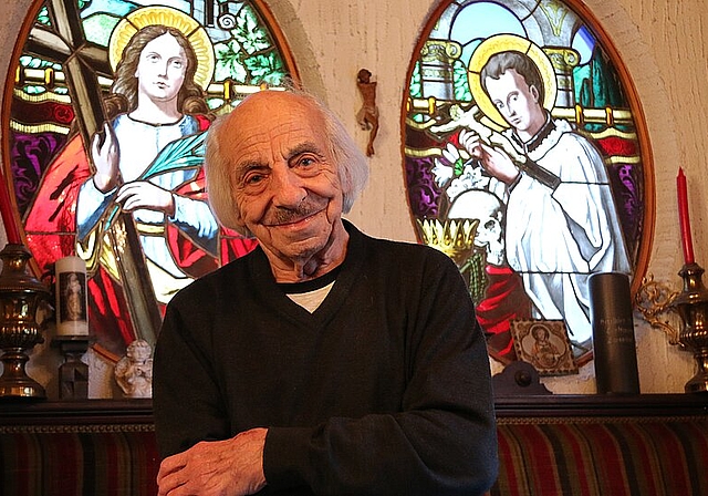 Der Retter: Walter Studer vor Fenstern, die er beim Abbruch der alten Breitenbacher Kirche gerettet hat.Foto: Gini Minonzio