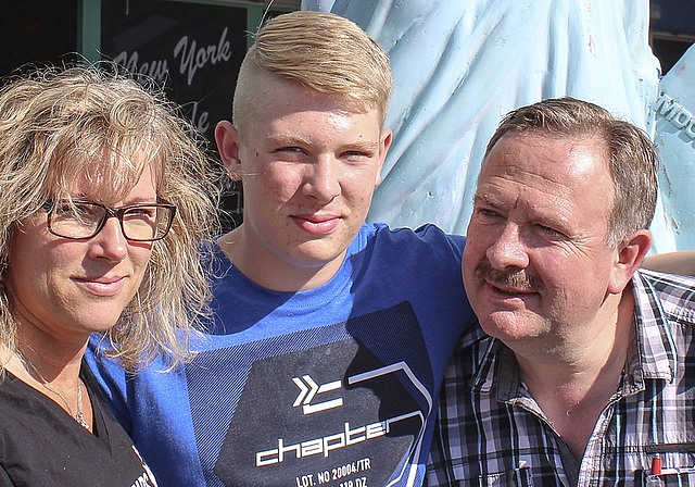 Haben sich ganz dem American Way of Life verschrieben (v. l.). Ingemarie, Daniel und Christian Steg vor der Freiheitsstatue am Eingang des New York Cafés.
