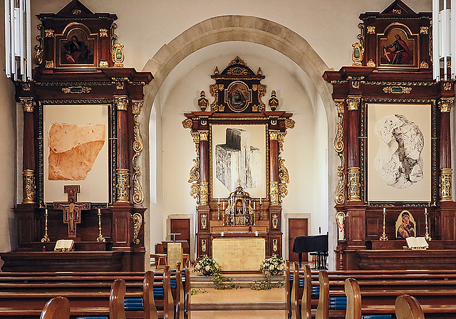 «Lehm», «Holz» und «Knochen»: Jan Hostettlers Werke verleihen dem Hoch- und den Seitenaltären ein neues Gesicht.  Foto: Edmondo Savoldelli