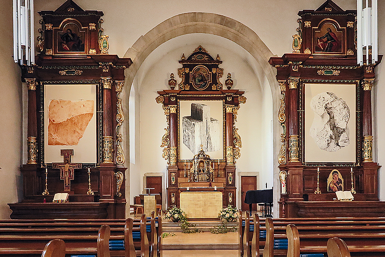 «Lehm», «Holz» und «Knochen»: Jan Hostettlers Werke verleihen dem Hoch- und den Seitenaltären ein neues Gesicht. Foto: Edmondo Savoldelli