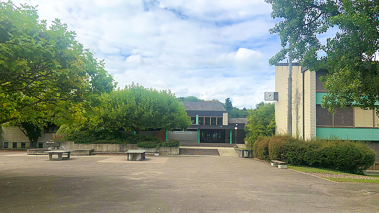 Nicht mehr zeitgemäss: Den alten Bau zu sanieren, würde Reinachs Platzproblem in den Schulen nicht lösen. Foto: Caspar Reimer