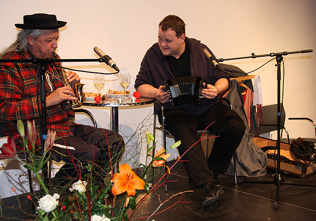 Überraschungsgast: Roli Noirjean (l.) und sein ehemaliger Lehrer Martin Schibler geben spontan ein Ständchen.  Foto: Gaby Walther