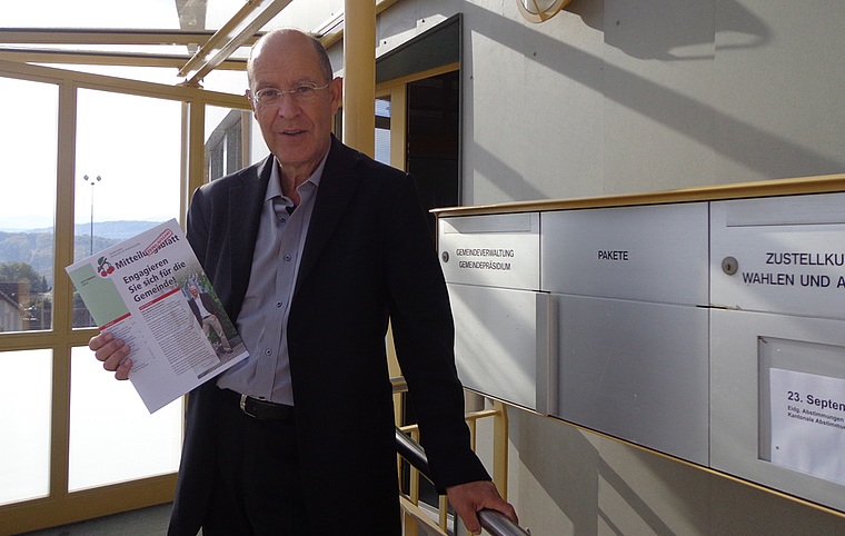 Gemeindepräsident Hans-Peter Schmid: Präsentiert eine Extra-Ausgabe des Mitteilungsblatts von Nuglar-St. Pantaleon. Foto: Melanie Aprin