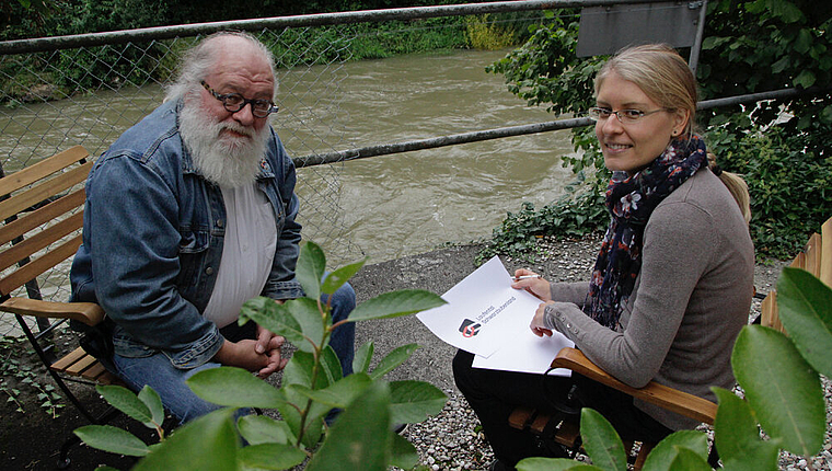 Kreatives Plätzli an der Birs: Daniel Gaemperle und Anne Buser diskutieren über das gelungene Logo. Foto: Martin Staub