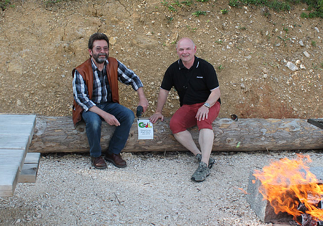 Auf der Güpfi Höchi: Dieter Bienek (links) und Christoph Merckx (rechts) vom Gewerbeverein Lüsseltal montieren eine Widmungstafel.   Foto: Dimitri Hofer