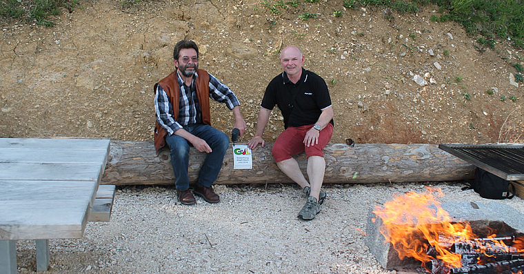Auf der Güpfi Höchi: Dieter Bienek (links) und Christoph Merckx (rechts) vom Gewerbeverein Lüsseltal montieren eine Widmungstafel. Foto: Dimitri Hofer
