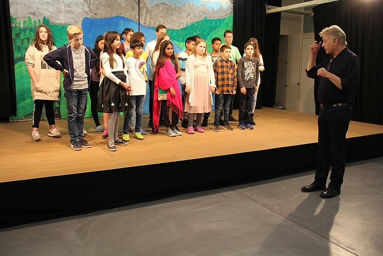 Volle Aufmerksamkeit: Die Schülerinnen und Schüler der Gewinnerklasse erhalten von Florian Schneider wertvolle Tipps für ihre eigenen Shows. Foto: Tobias Gfeller
