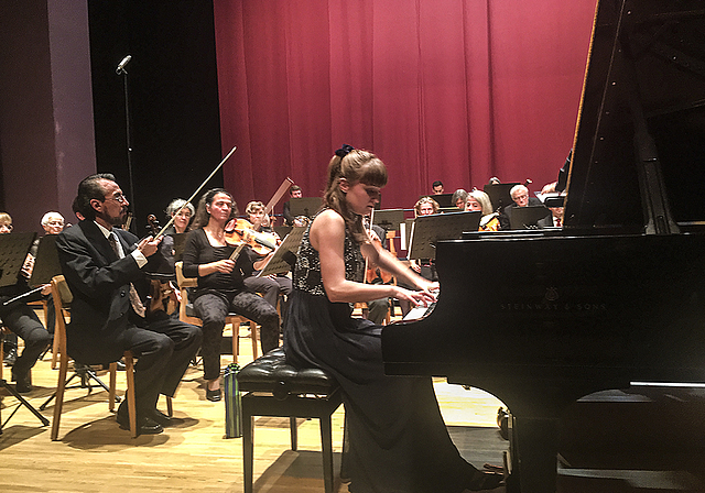 Gefühlvoll und technisch einwandfrei: Gracia Steinemann berührte die Herzen mit Mozarts 20. Klavierkonzert.  Foto: Caspar Reimer