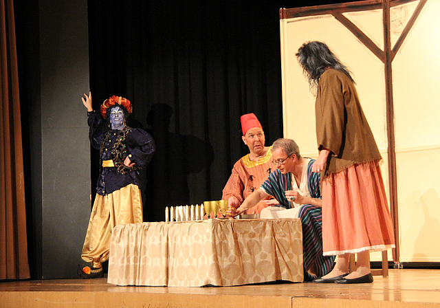 Candlelight-Dinner gefällig: Lampengeist Dschinn erfüllt Aladdin alle Wünsche. Foto: Guido Herklotz