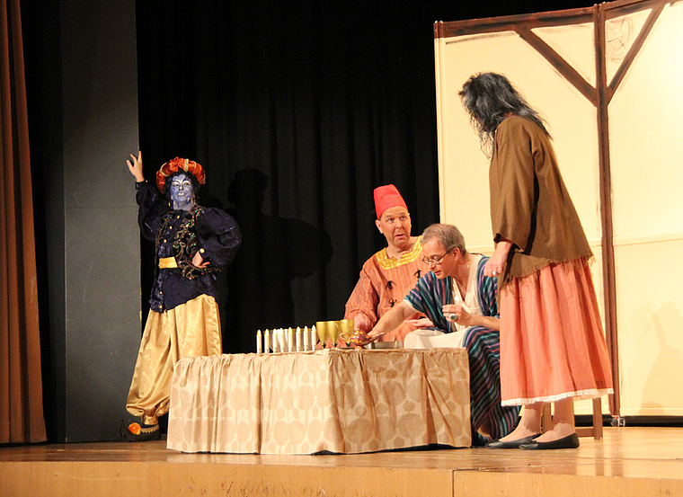 Candlelight-Dinner gefällig: Lampengeist Dschinn erfüllt Aladdin alle Wünsche. Foto: Guido Herklotz