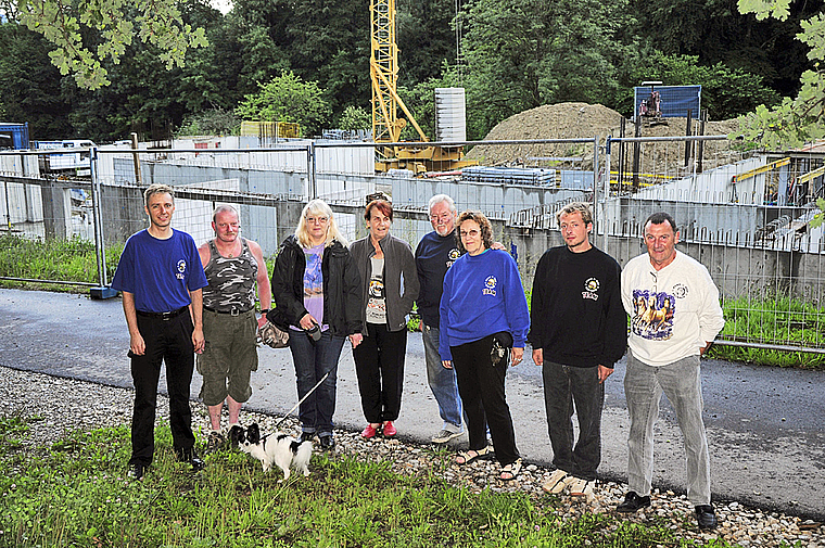 Bleiben trotz der schlechten Botschaft optimistisch: Das Betreiber-Ehepaar Baerfuss (Mitte) mit dem Vorstand des Gönnerclubs Ponyhof Reinach und Sympathisanten. Foto: Heiner Leuthardt