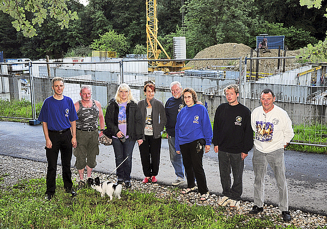 Bleiben trotz der schlechten Botschaft optimistisch: Das Betreiber-Ehepaar Baerfuss (Mitte) mit dem Vorstand des Gönnerclubs Ponyhof Reinach und Sympathisanten. Foto: Heiner Leuthardt