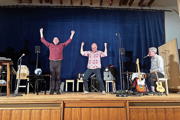 Abschied: (von links) Roland Suter, Daniel Buser und Michael Wernli thematisieren in ihrer letzten Show Glück und Vergänglichkeit. Foto: Caspar Reimer