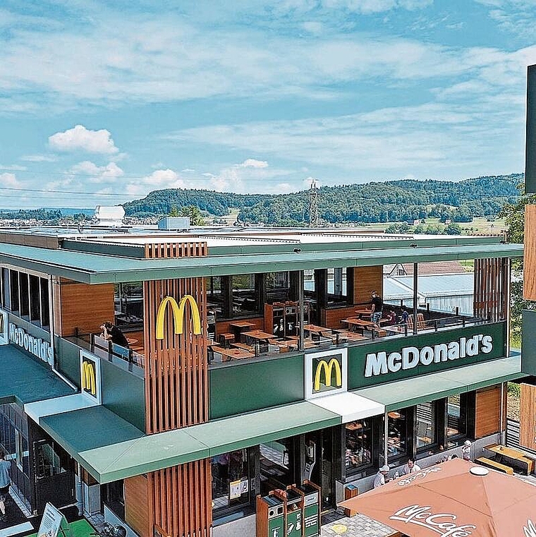 Doppelstöckig: Der neue McDonald’s ist pavillonartig aufgebaut, der Innenraum wird loungiger. Foto: zVg