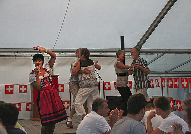 Brachte die Gemeinde zum Tanzen. Die Baselbieter Volksmusik-Sängerin Sarah-Jane.  Foto: Guido Herklotz
