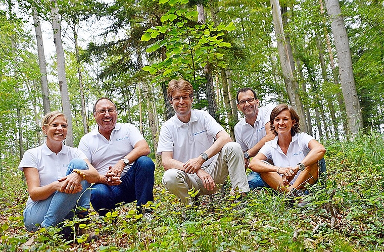 Unter der Linde des Widerstands: Der neue Vorstand mit (v.l.) Regula Aebi, Peter Hueber, Präsident Remo Stebler, Stefan und Brigitte Jermann. Foto: Roland Bürki