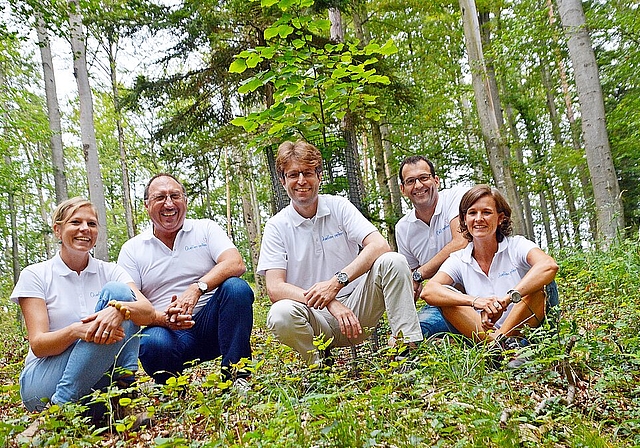 Unter der Linde des Widerstands: Der neue Vorstand mit (v.l.) Regula Aebi, Peter Hueber, Präsident Remo Stebler, Stefan und Brigitte Jermann. Foto: Roland Bürki