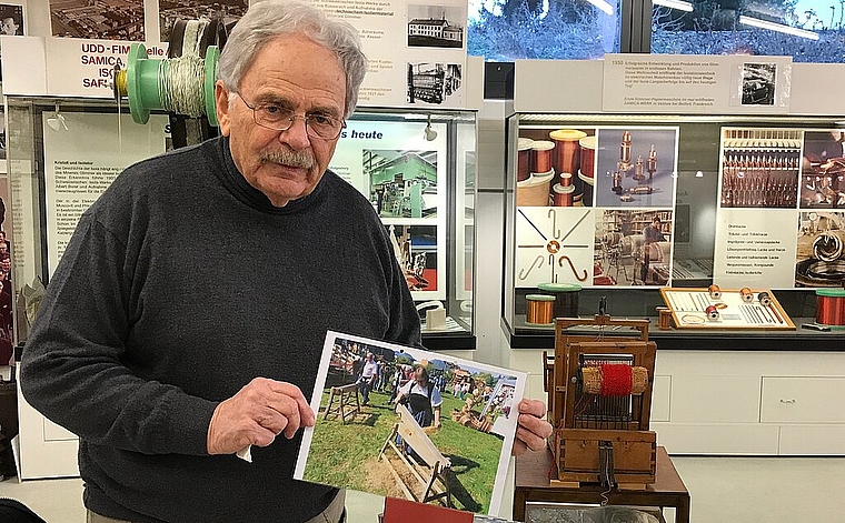 <em>Brachte Bilder mit: </em>Willi Thalmann hat in Zäziwil recherchiert, wie früher Textilien hergestellt wurden.Foto: peter walthard