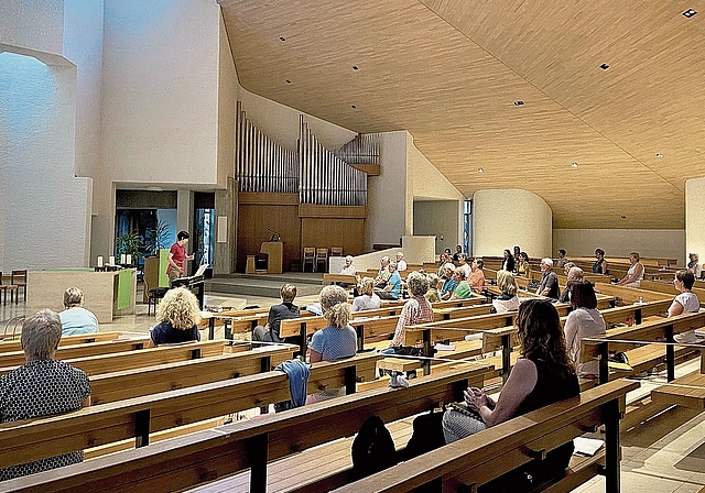 Wieder vereint: 39 Sängerinnen und Sänger der Circle Singers treffen sich wieder regelmässig, um die Kirche in Zwingen mit Musik zu füllen. Foto: Zoe zbinden