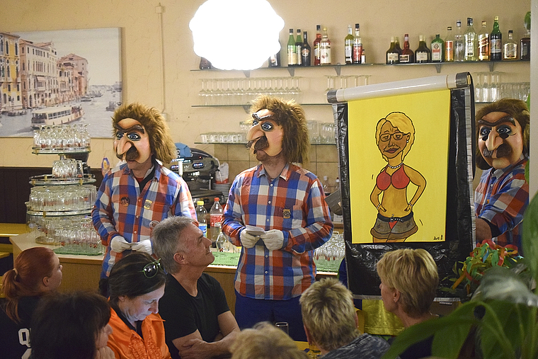«S Marianne isch kei Swingerin, nei sie isch e Schwingerin»: Keine Aescher Beizenfasnacht ohne Chetteschlüch. Foto: Bea Asper