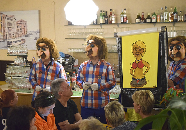 «S Marianne isch kei Swingerin, nei sie isch e Schwingerin»: Keine Aescher Beizenfasnacht ohne Chetteschlüch.  Foto: Bea Asper