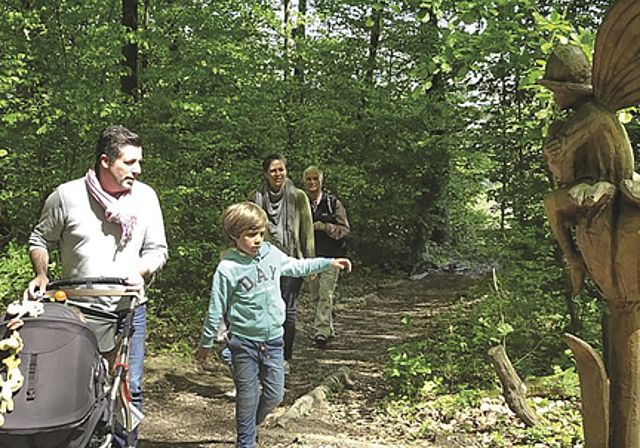 Auch eine Wanderroute: Der Skulpturenweg im Reinacher Leywald ist mit dem Kinderwagen problemlos begehbar.  ZVG