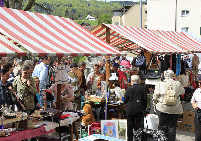 Flohmarkt beim Birscenter: Wie überall proppenvoll. Fotos: Martin Staub