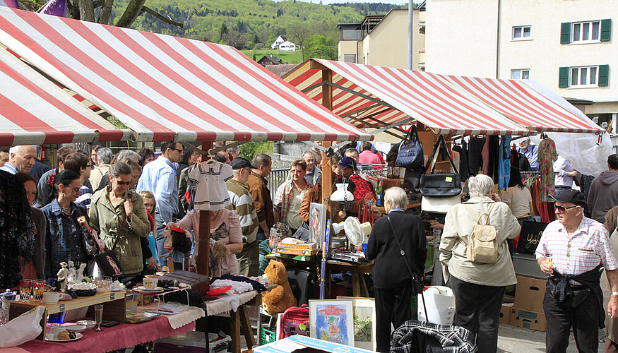 Flohmarkt beim Birscenter: Wie überall proppenvoll. Fotos: Martin Staub
