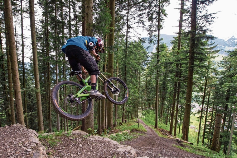 Mountainbiker atmen auf: Das neue Waldgesetz lässt das Biken auf dem bestehenden Wegnetz weiter zu.Foto: archiv / valentin luthiger