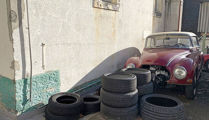 Puzzleteil 3: Das Büttenenareal in Grellingen – Stillleben auf dem ehemaligen Areal der Florettspinnerei (Seidenindustrie). Fotos: ROMANA VON TANA