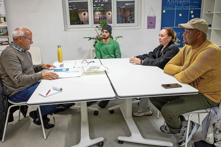 Migranten lernen unsere Sprache: (v.l.) Coach Linard Candreia, Barakzai, Inna und Ibrahim. Foto: Martin Staub