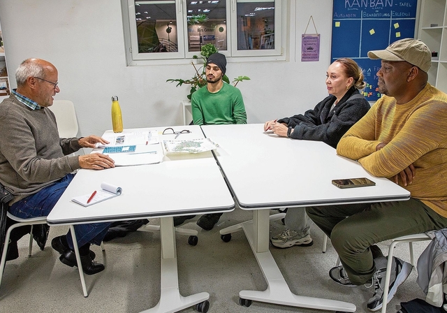 Migranten lernen unsere Sprache: (v.l.) Coach Linard Candreia, Barakzai, Inna und Ibrahim. Foto: Martin Staub