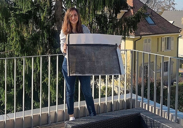 Ein Blatt, ein Film: Die Gymnasiastin Lisa Schintu zeigt mit Stolz die letzte Einstellung des Films. Foto: Caspar Reimer